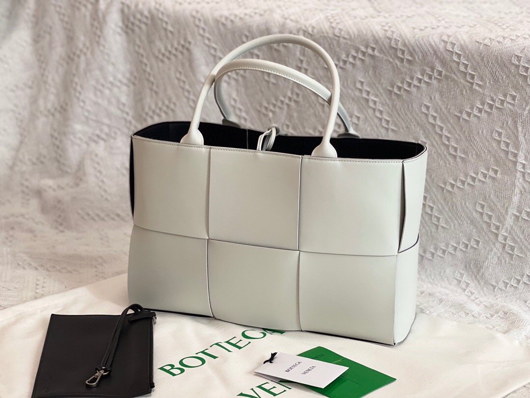 bo*te*ga Ve*ne*ta bv medium arco tote bag