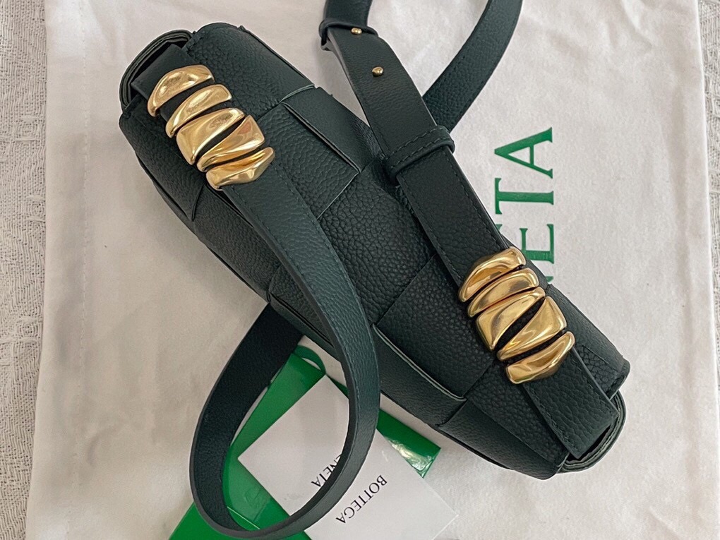 bo*te*ga Ve*ne*ta cassette