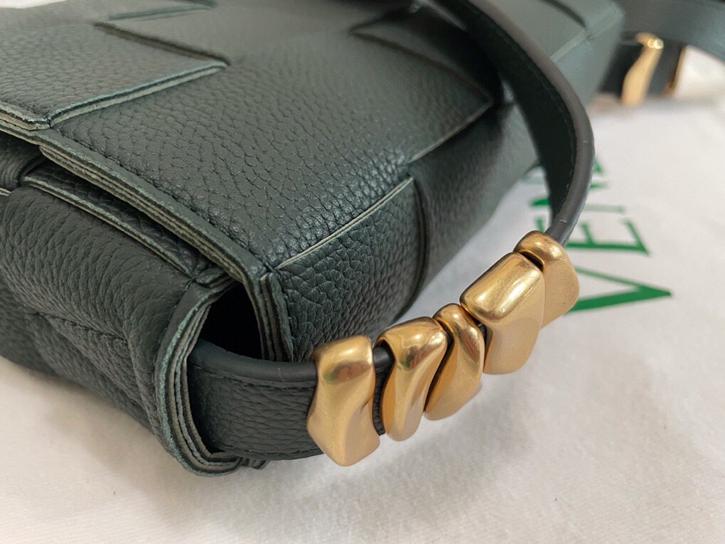 bo*te*ga Ve*ne*ta cassette