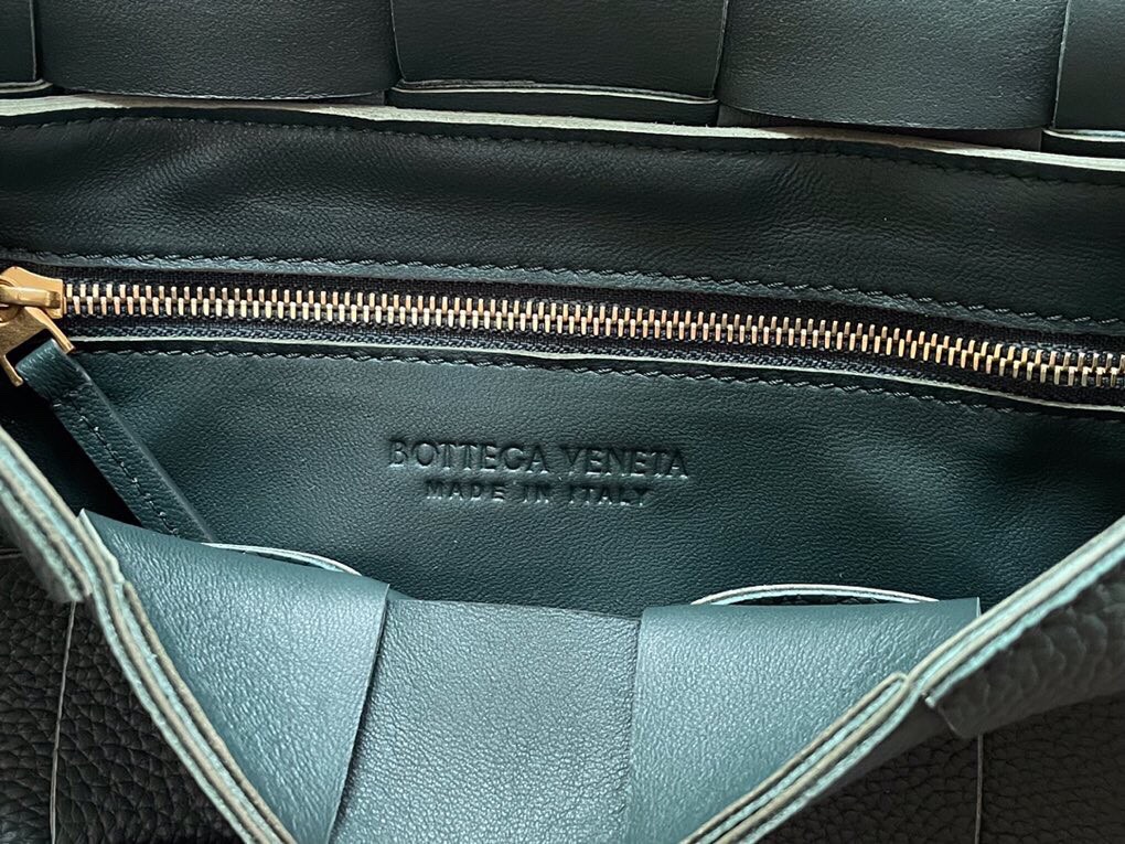 bo*te*ga Ve*ne*ta cassette