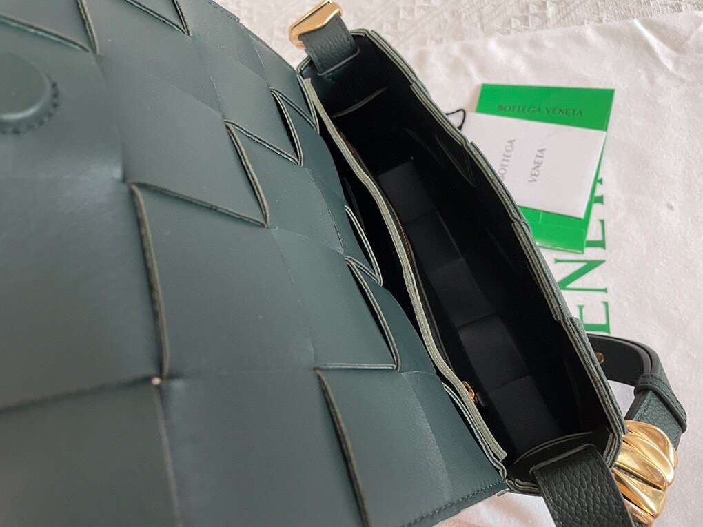 bo*te*ga Ve*ne*ta cassette