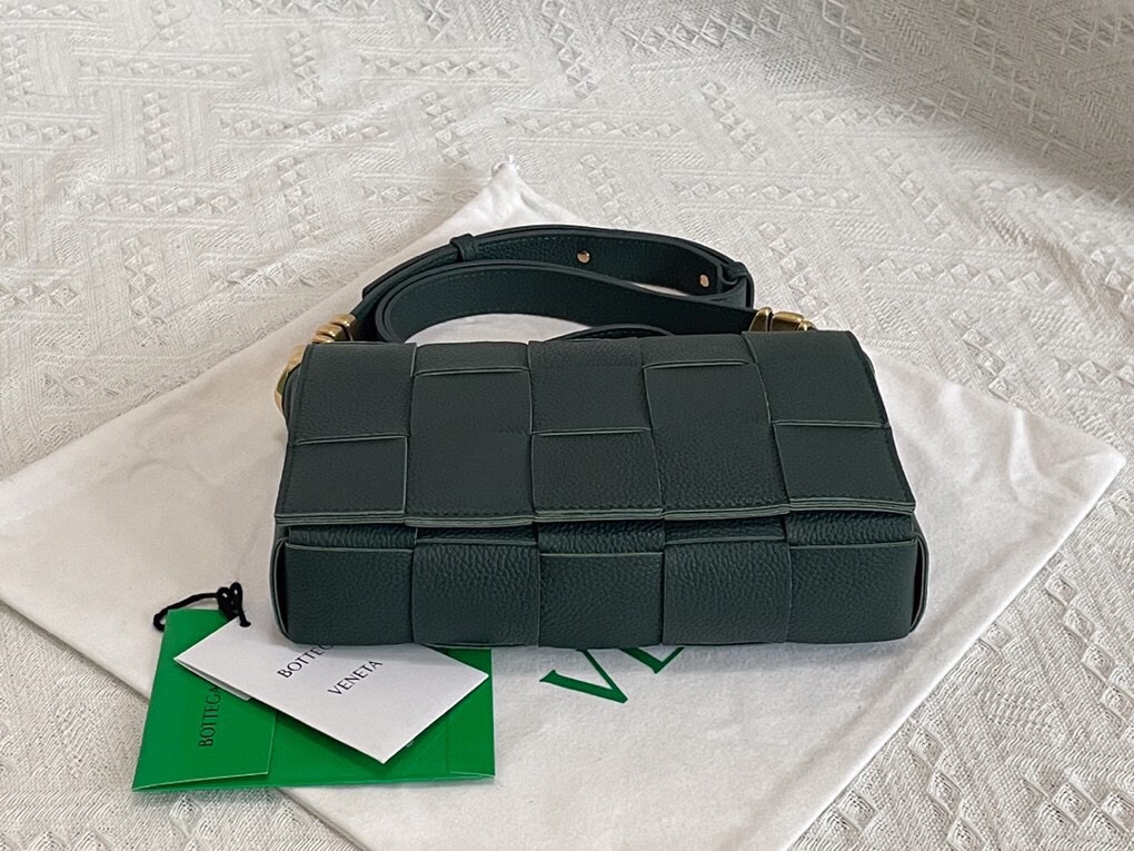 bo*te*ga Ve*ne*ta cassette