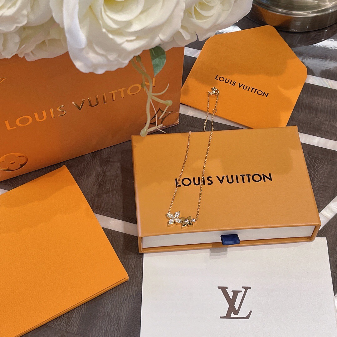 l**is V*t*n necklace