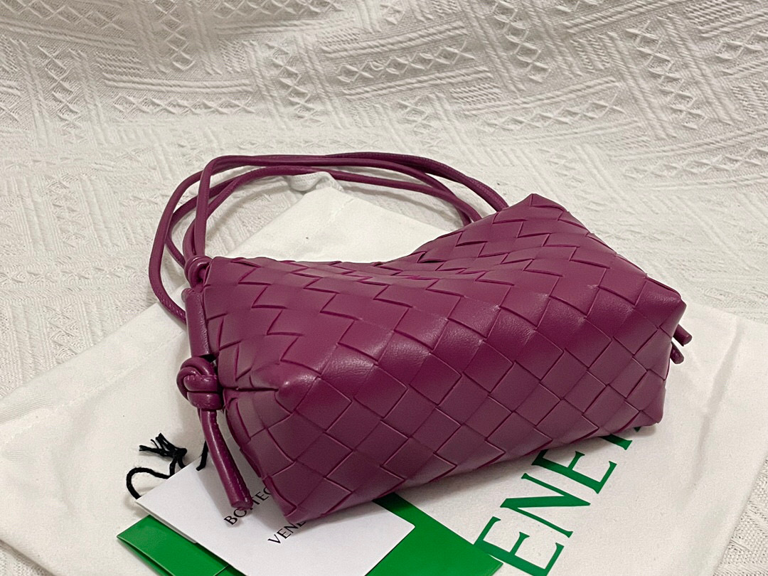 bo*te*ga Ve*ne*ta shoulder bags