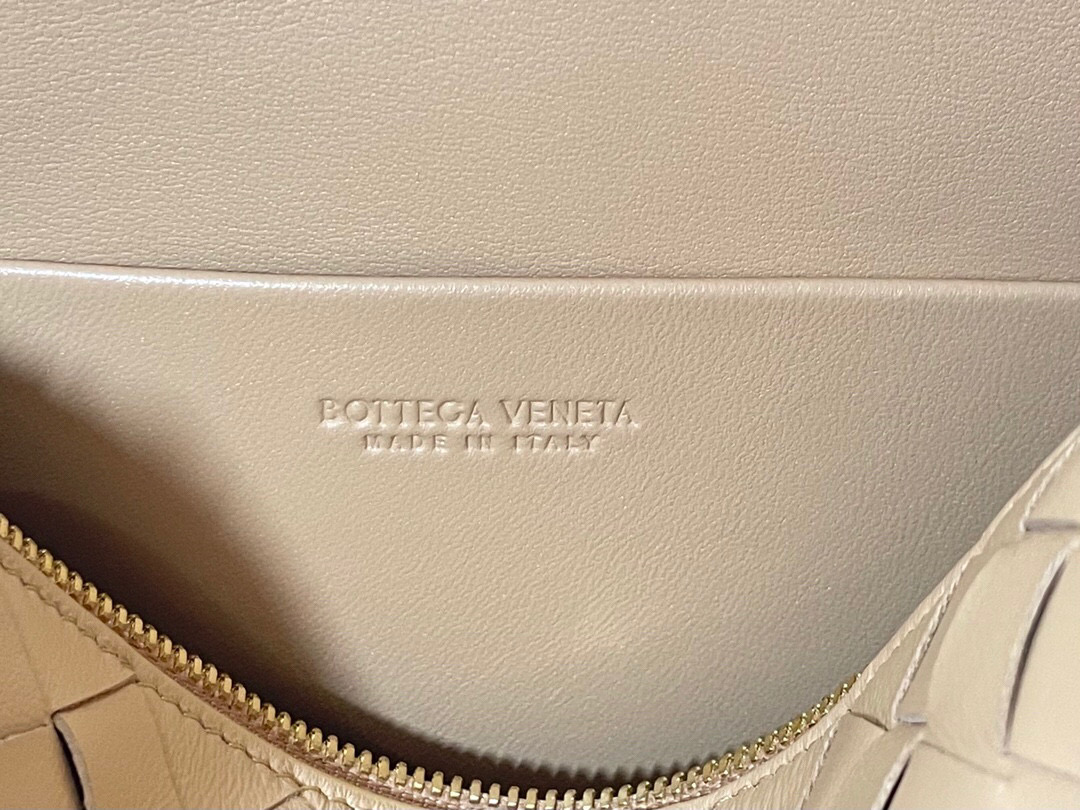 bo*te*ga Ve*ne*ta shoulder bags