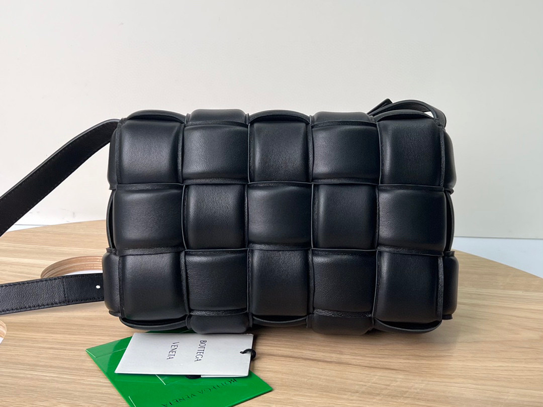 bo*te*ga Ve*ne*ta padded cassette