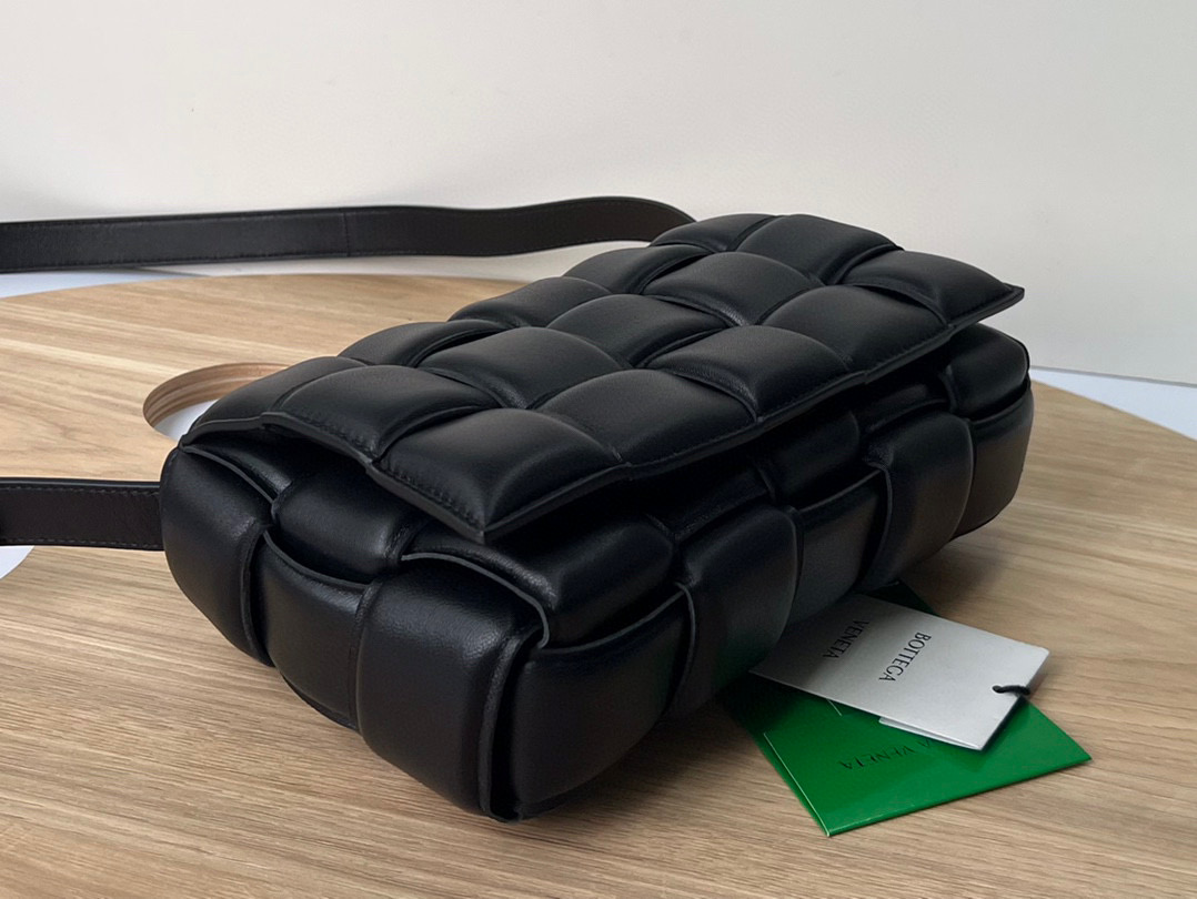 bo*te*ga Ve*ne*ta padded cassette