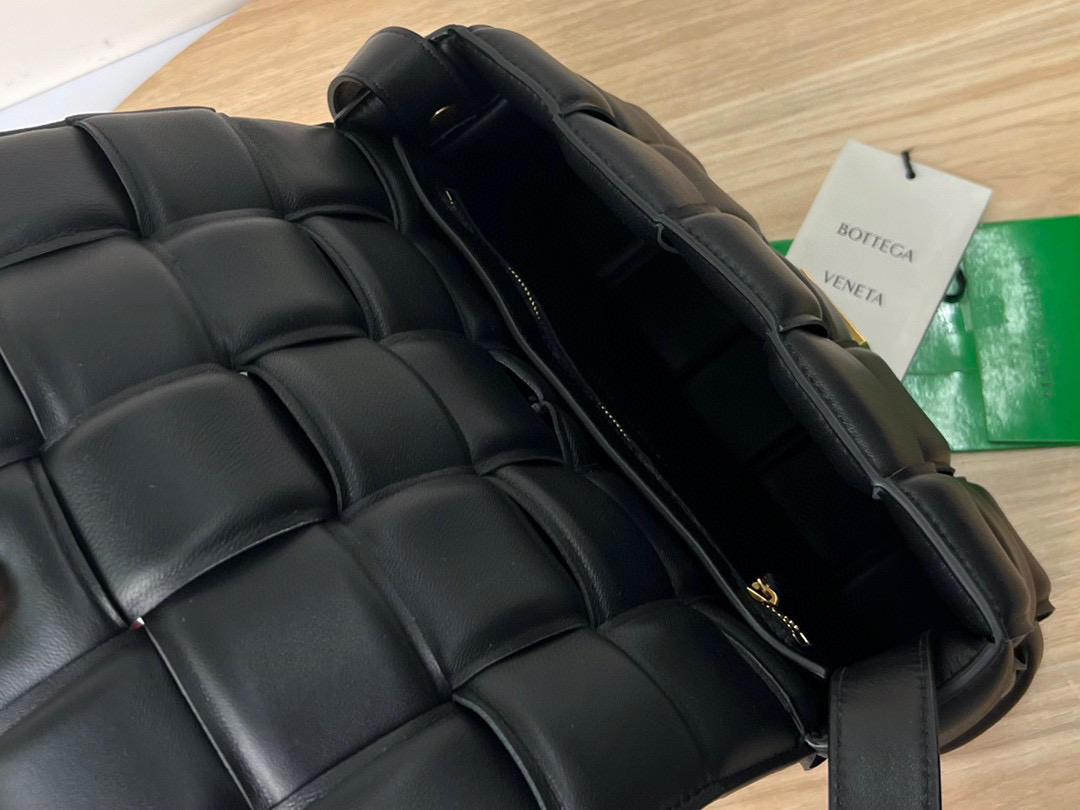 bo*te*ga Ve*ne*ta padded cassette