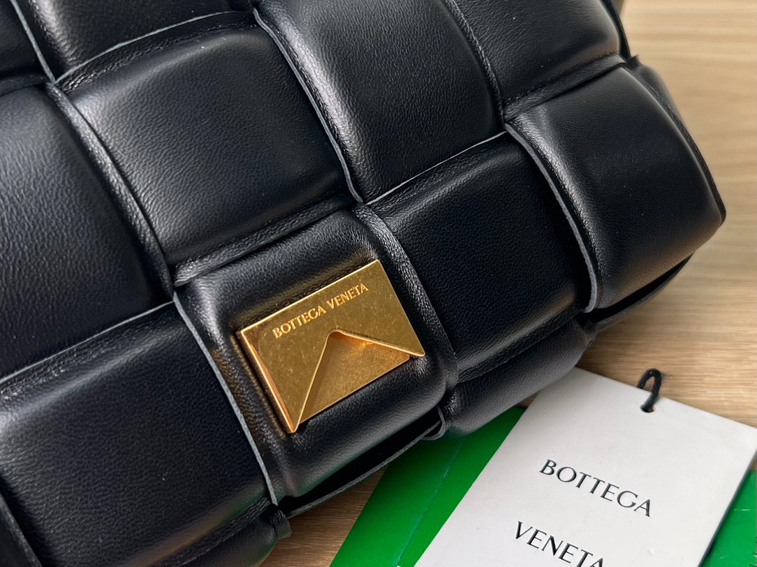 bo*te*ga Ve*ne*ta padded cassette