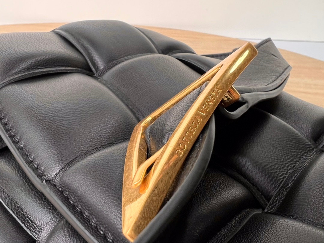 bo*te*ga Ve*ne*ta padded cassette