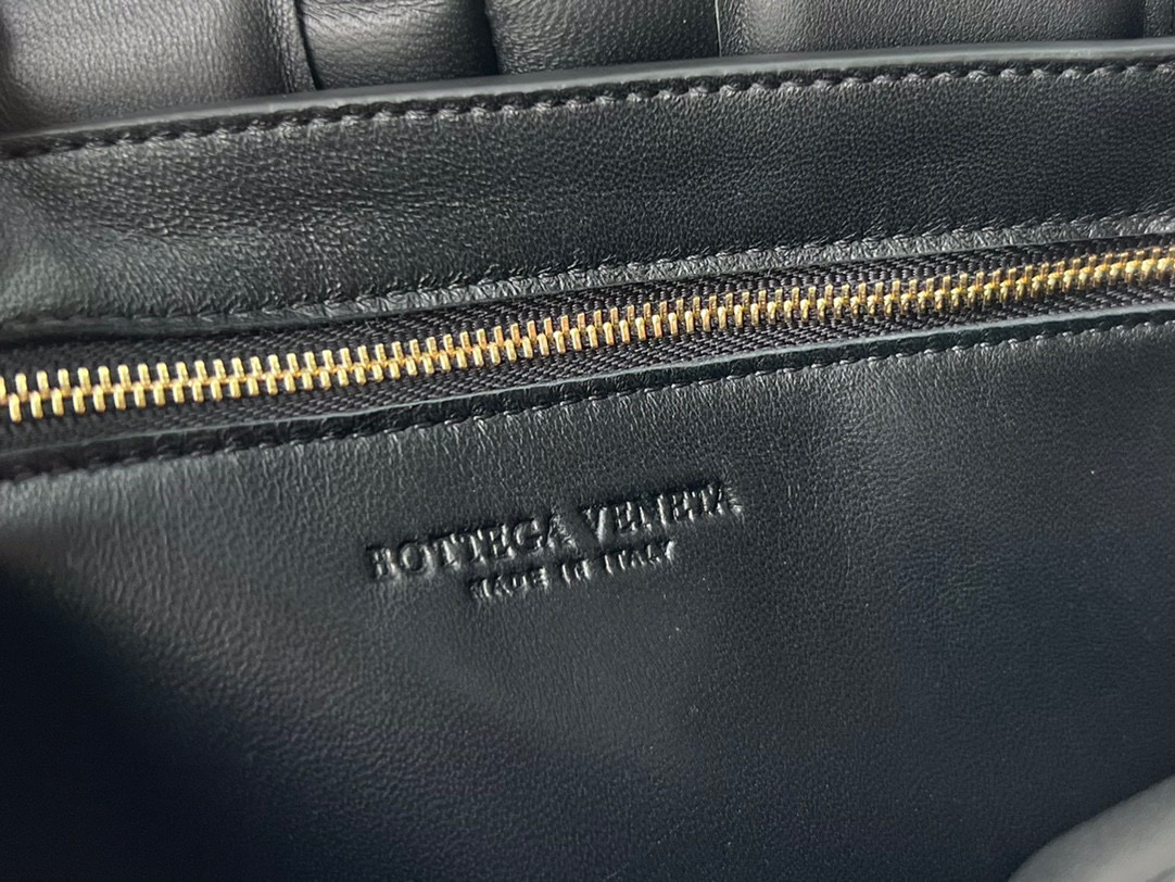 bo*te*ga Ve*ne*ta padded cassette