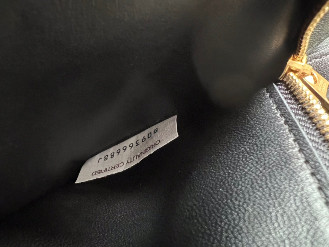 bo*te*ga Ve*ne*ta padded cassette