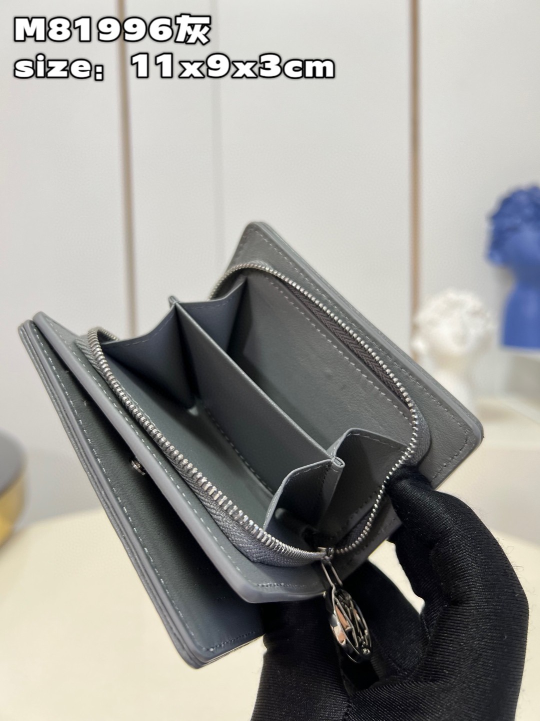 l**is V*t*n lou coussin wallet