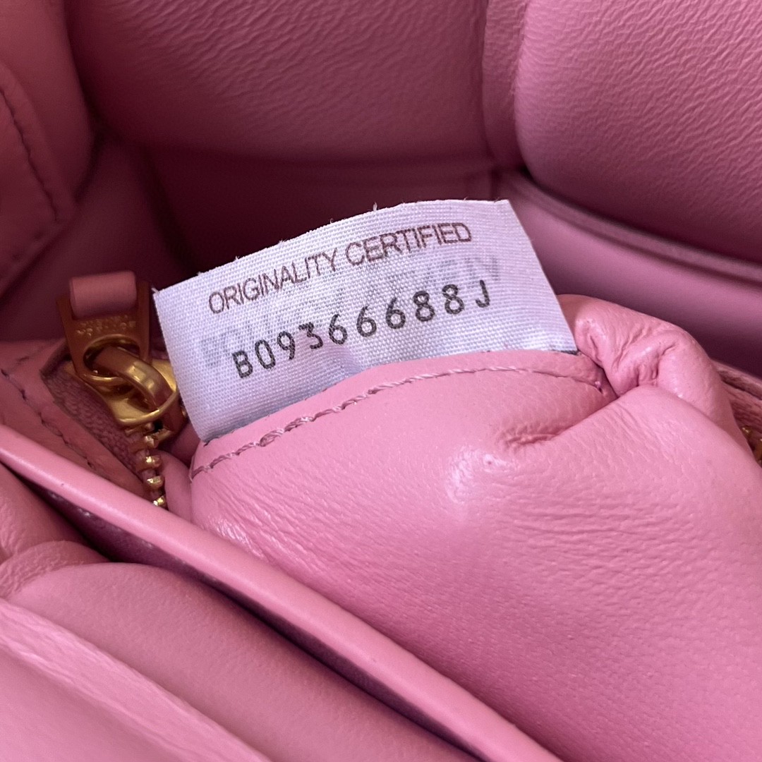 bo*te*ga Ve*ne*ta padded cassette