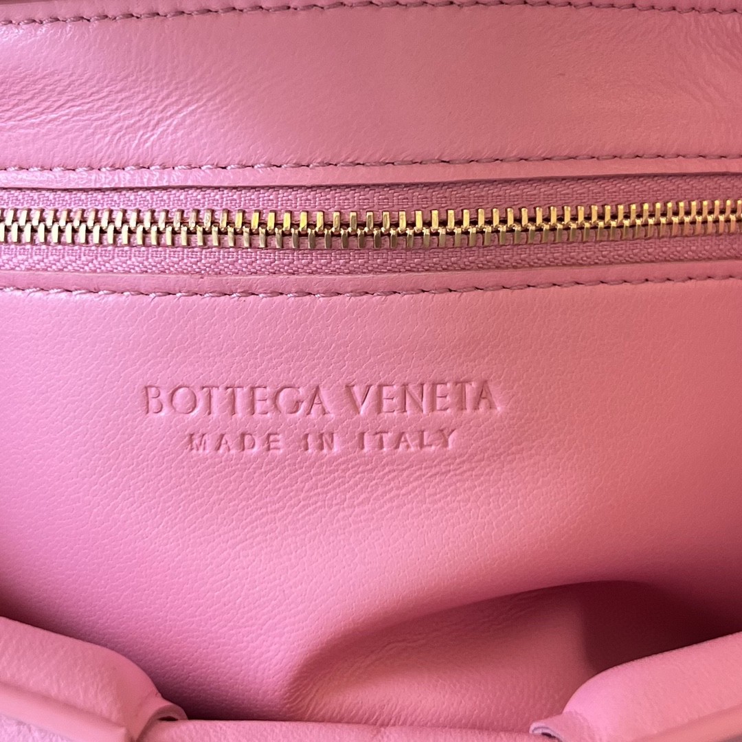 bo*te*ga Ve*ne*ta padded cassette