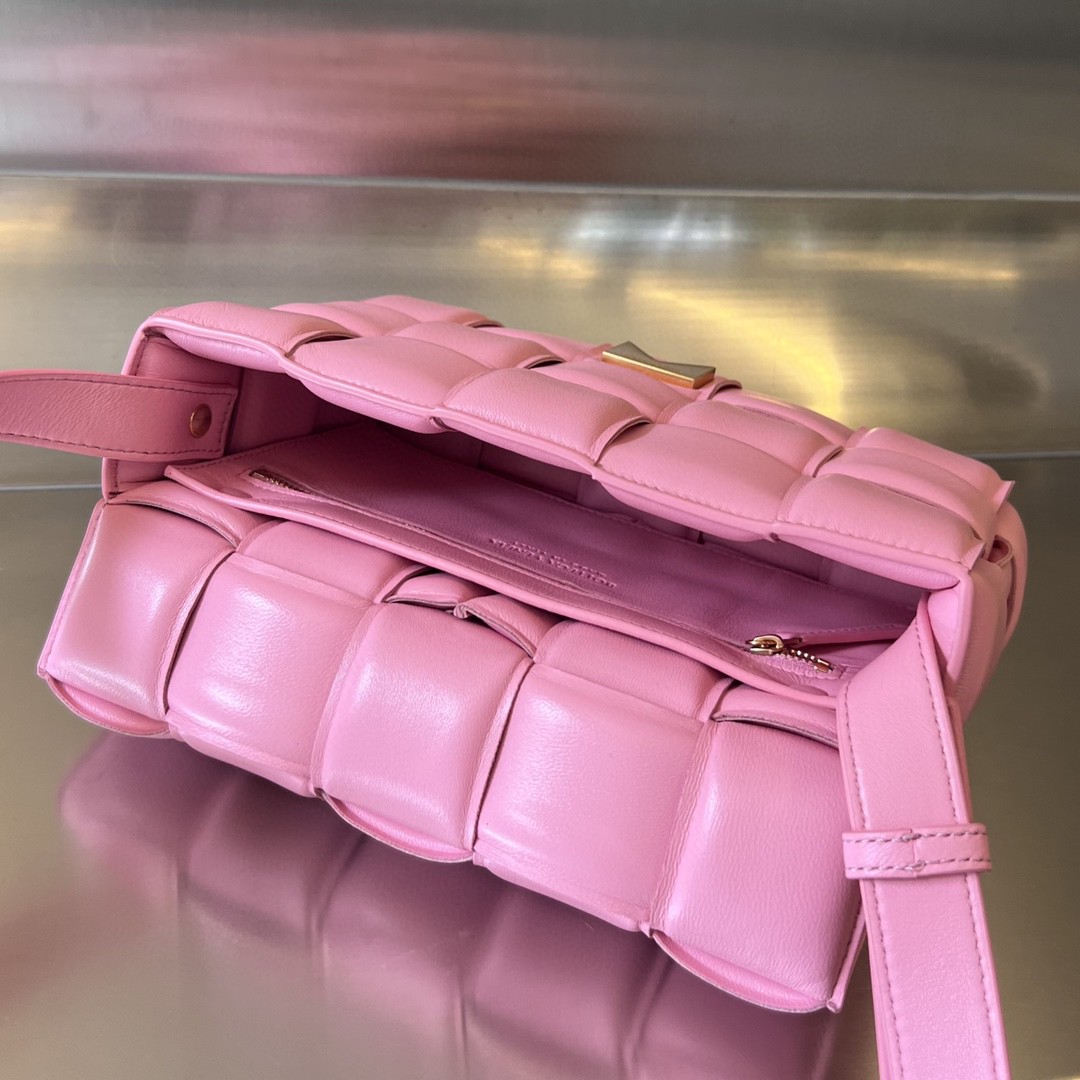 bo*te*ga Ve*ne*ta padded cassette