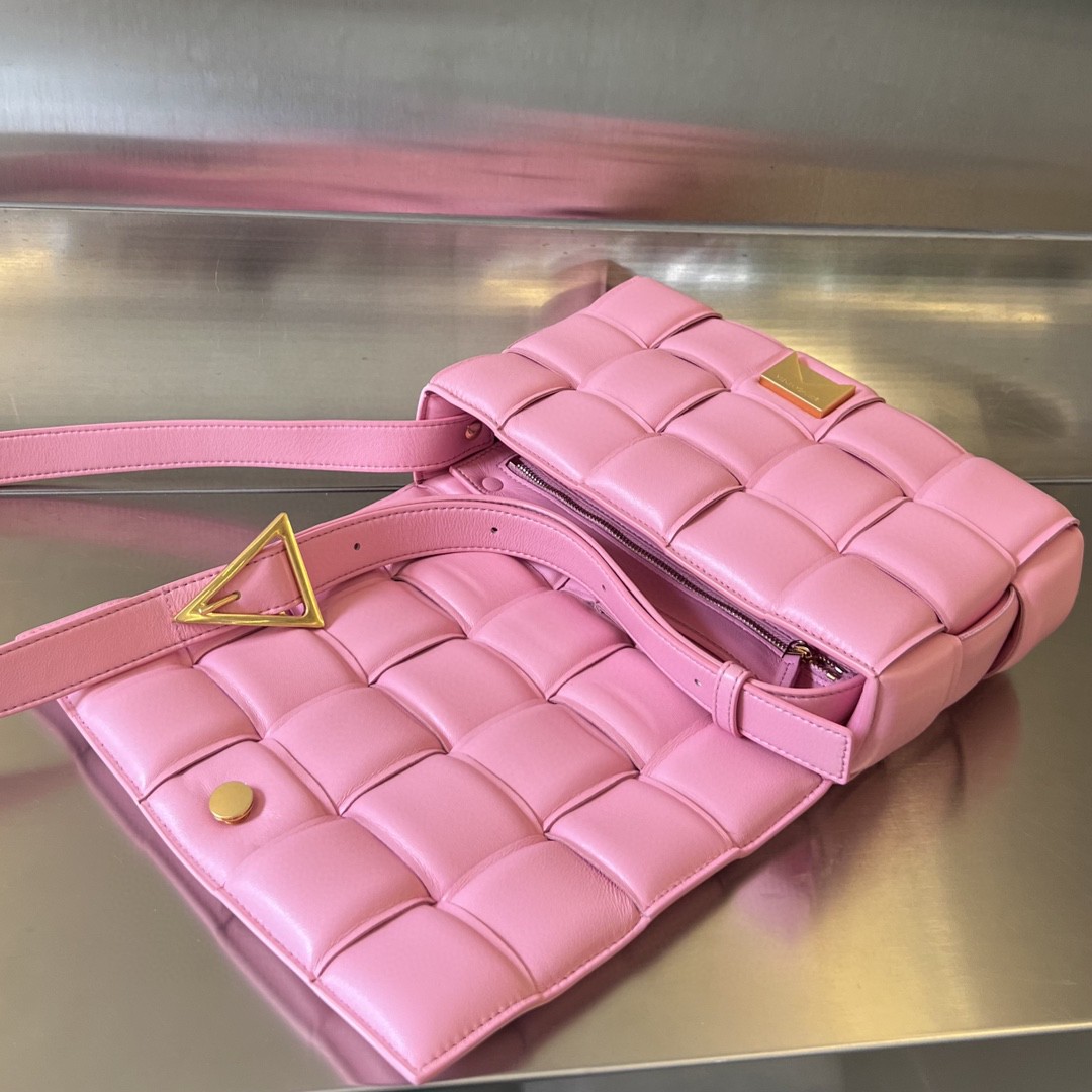 bo*te*ga Ve*ne*ta padded cassette