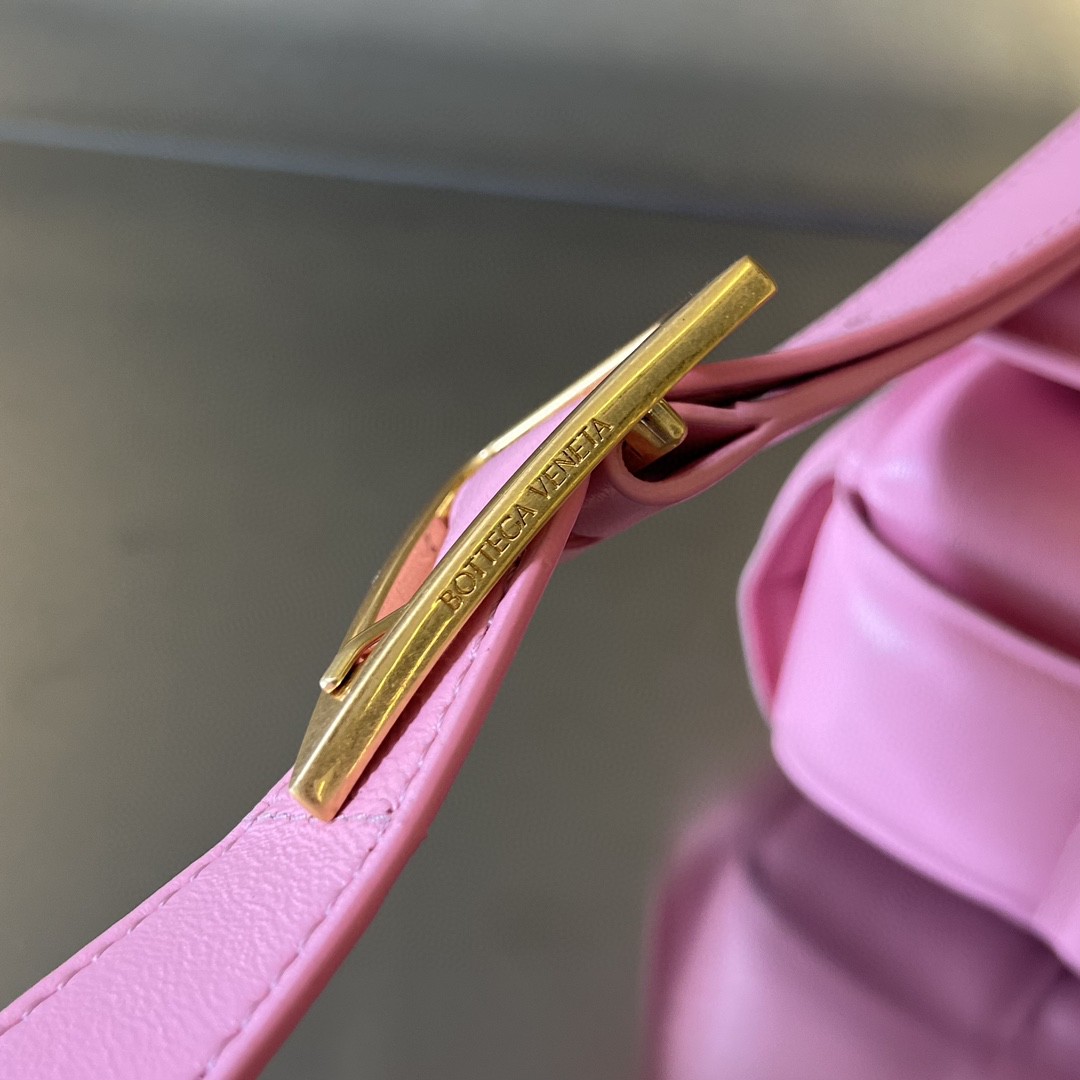 bo*te*ga Ve*ne*ta padded cassette