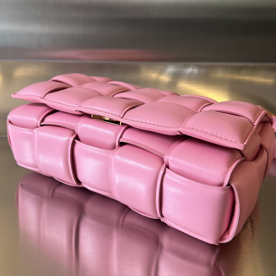 bo*te*ga Ve*ne*ta padded cassette