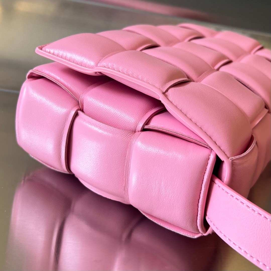 bo*te*ga Ve*ne*ta padded cassette