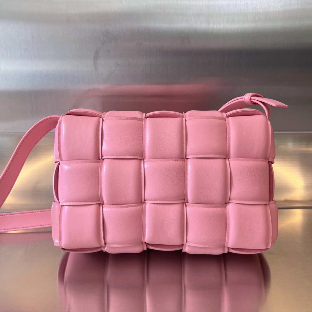 bo*te*ga Ve*ne*ta padded cassette