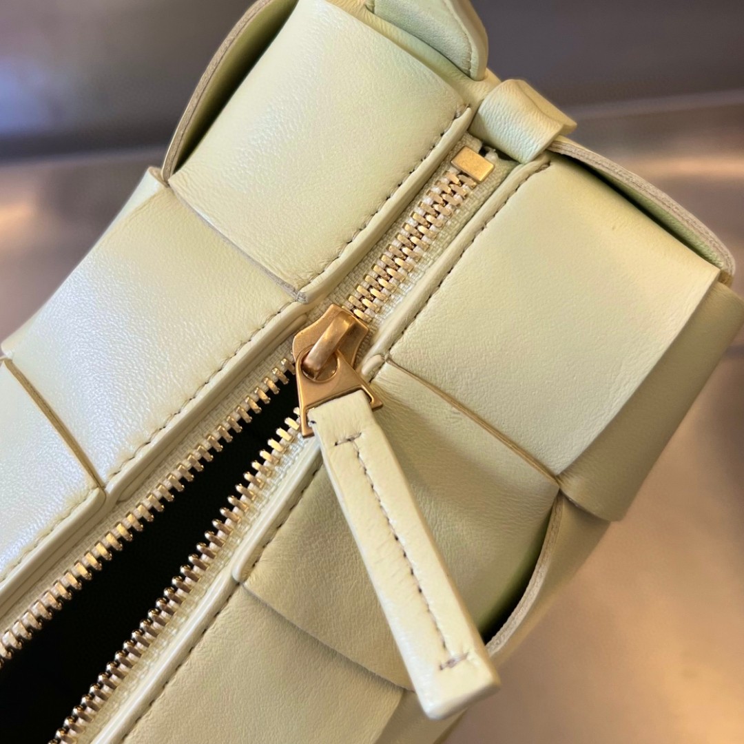 bo*te*ga Ve*ne*ta bv small brick cassette