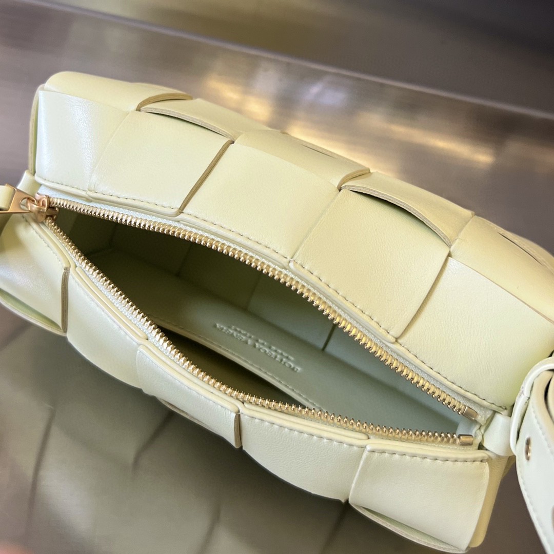 bo*te*ga Ve*ne*ta bv small brick cassette