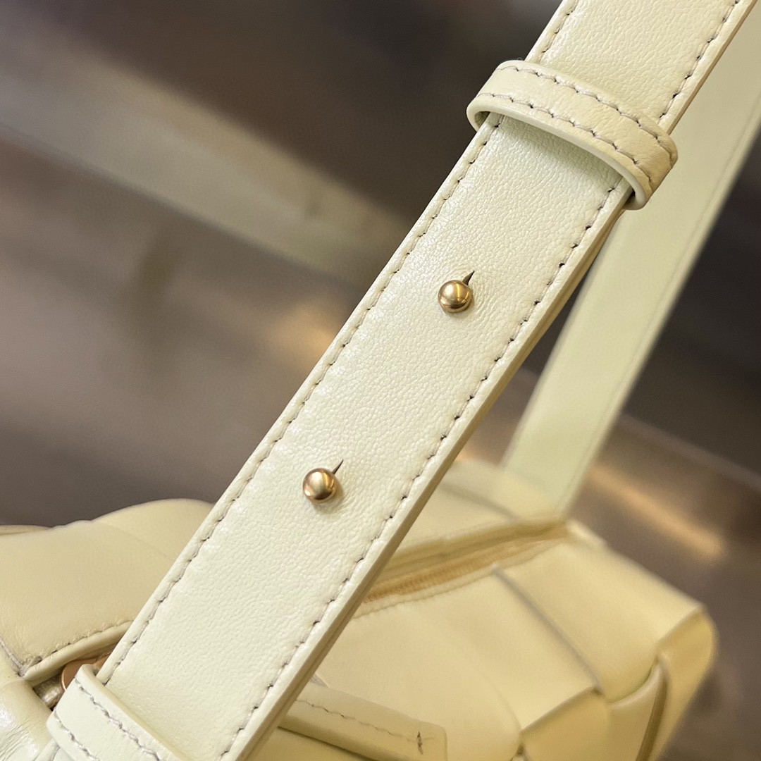 bo*te*ga Ve*ne*ta bv small brick cassette