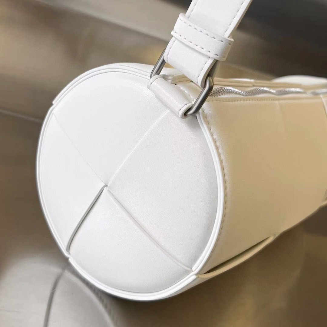 bo*te*ga Ve*ne*ta bv medium canette bag