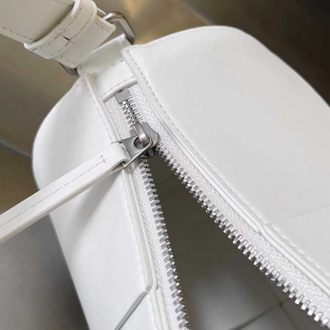 bo*te*ga Ve*ne*ta bv medium canette bag