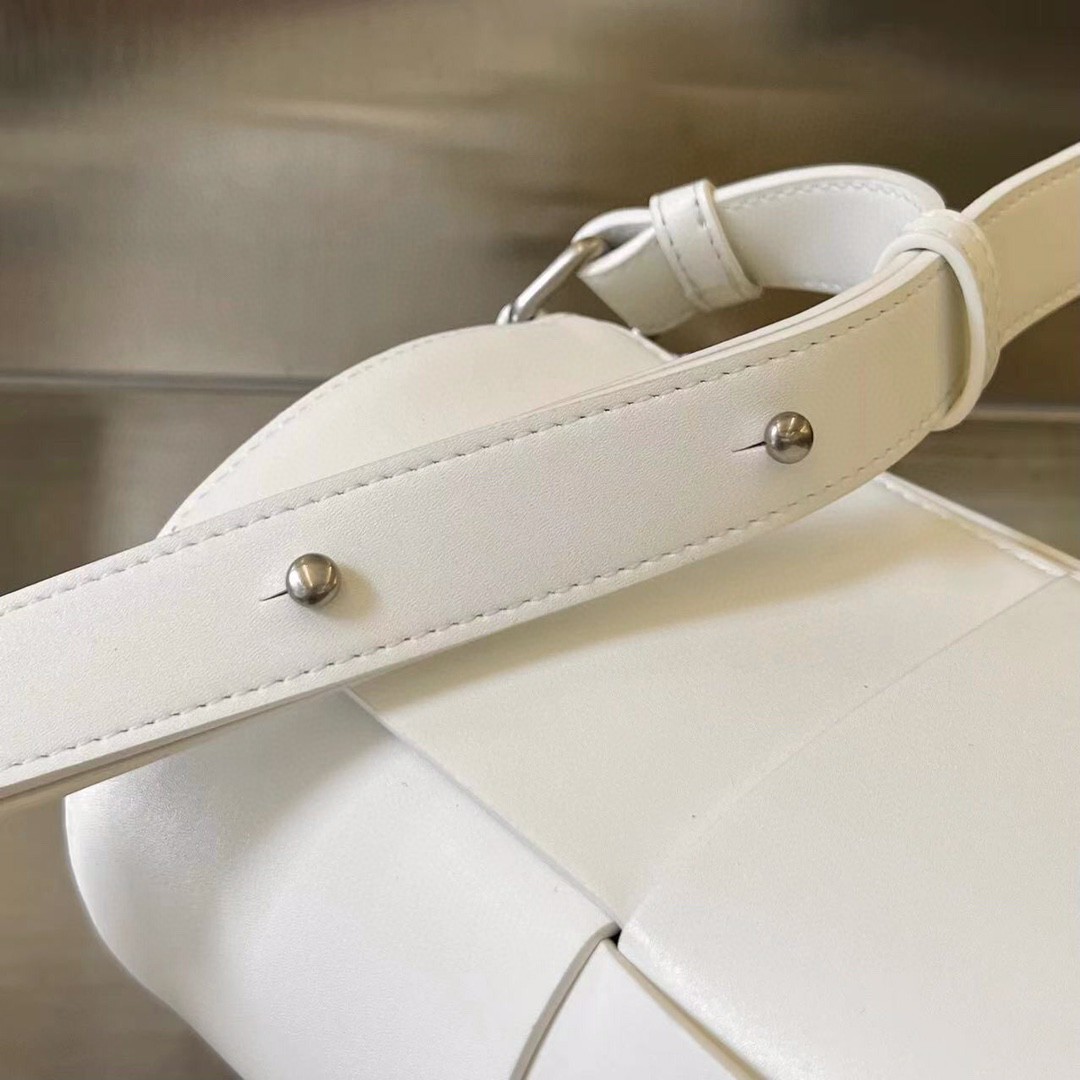 bo*te*ga Ve*ne*ta bv medium canette bag