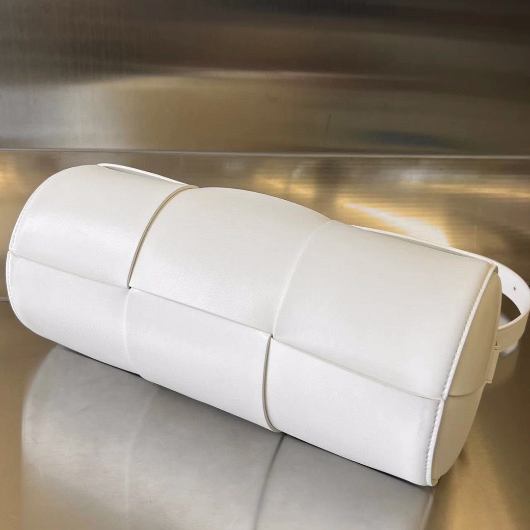 bo*te*ga Ve*ne*ta bv medium canette bag