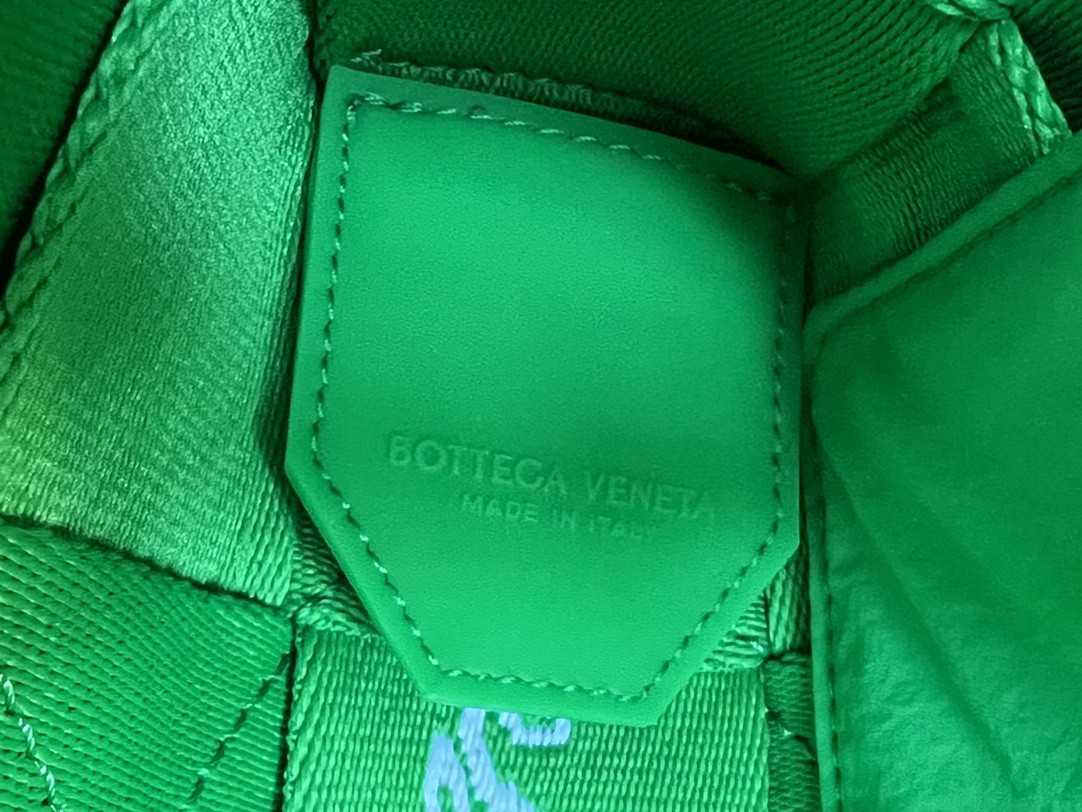 bo*te*ga Ve*ne*ta webbing bag