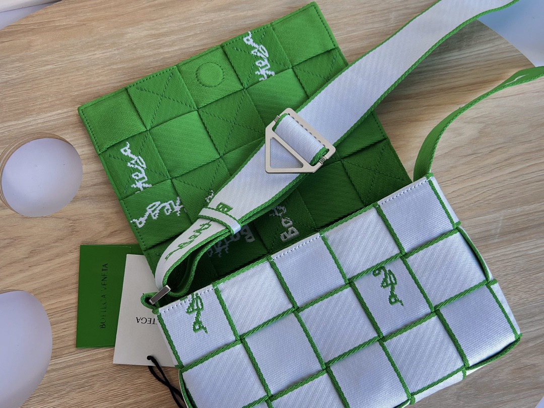 bo*te*ga Ve*ne*ta webbing bag