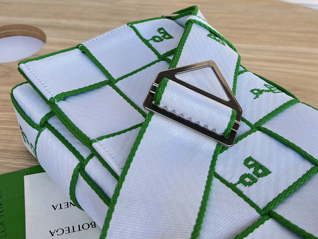 bo*te*ga Ve*ne*ta webbing bag