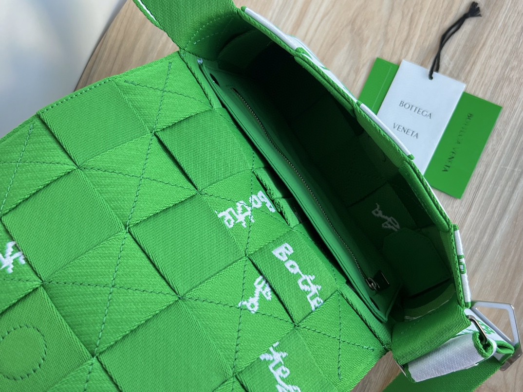 bo*te*ga Ve*ne*ta webbing bag