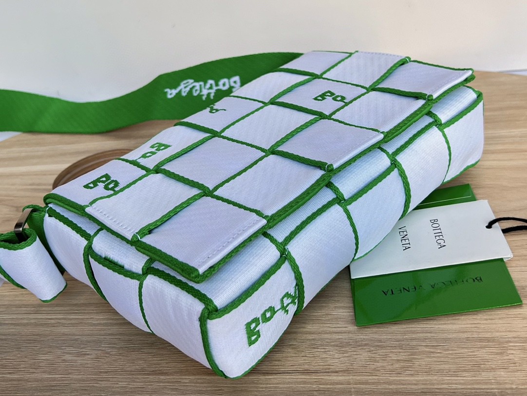 bo*te*ga Ve*ne*ta webbing bag