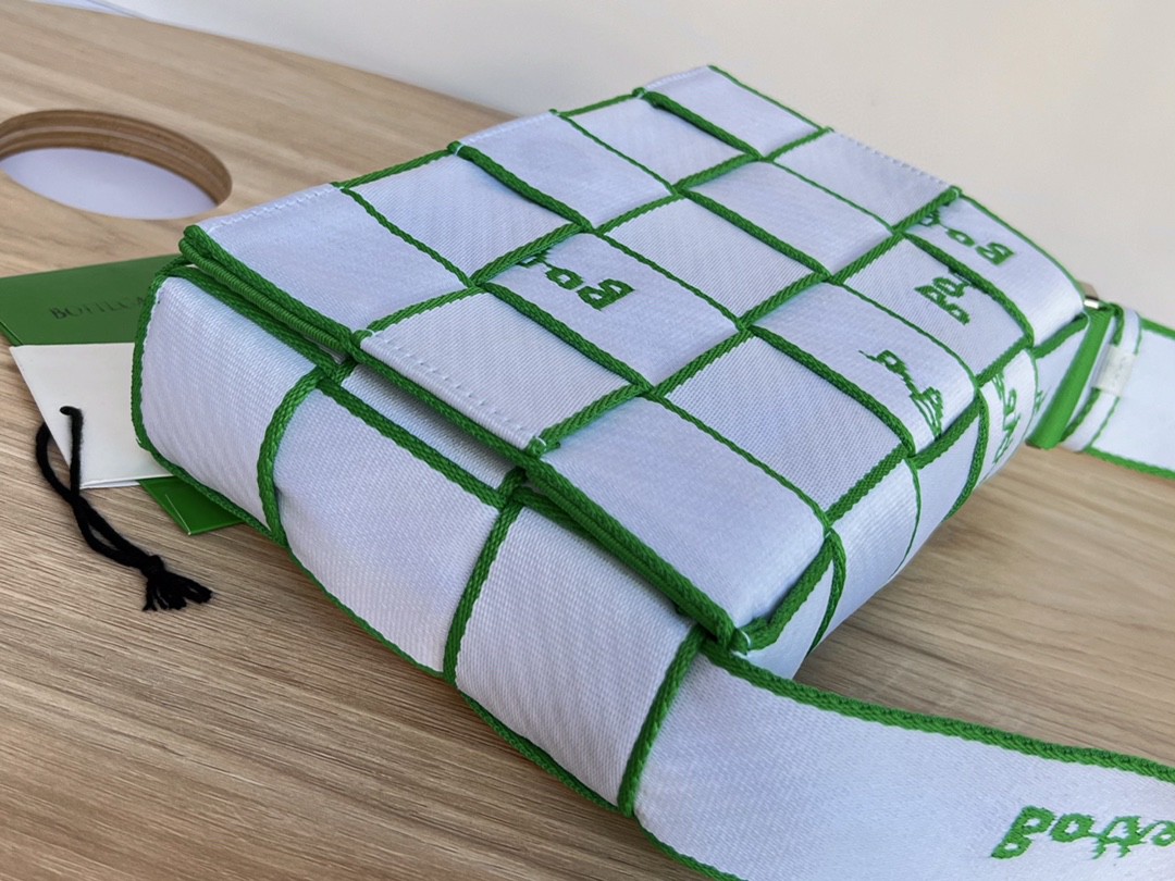 bo*te*ga Ve*ne*ta webbing bag