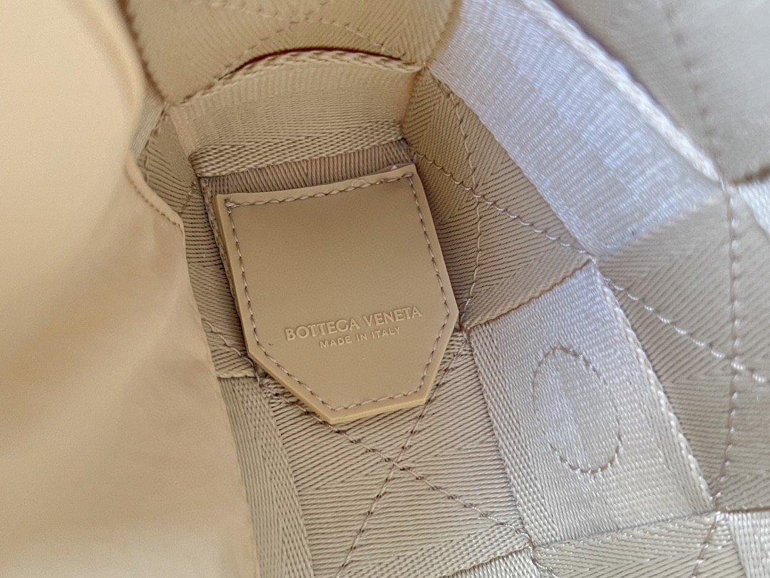 bo*te*ga Ve*ne*ta webbing