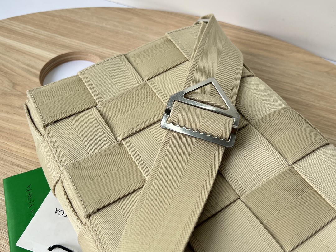 bo*te*ga Ve*ne*ta webbing