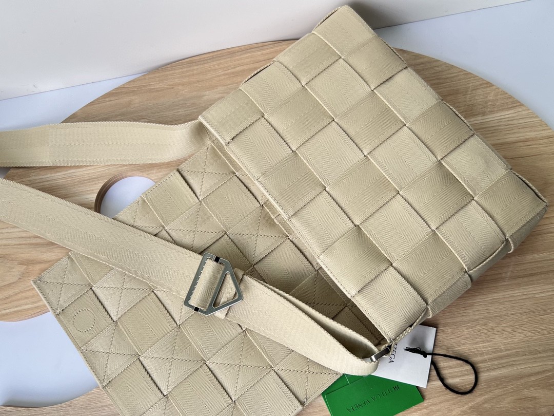 bo*te*ga Ve*ne*ta webbing