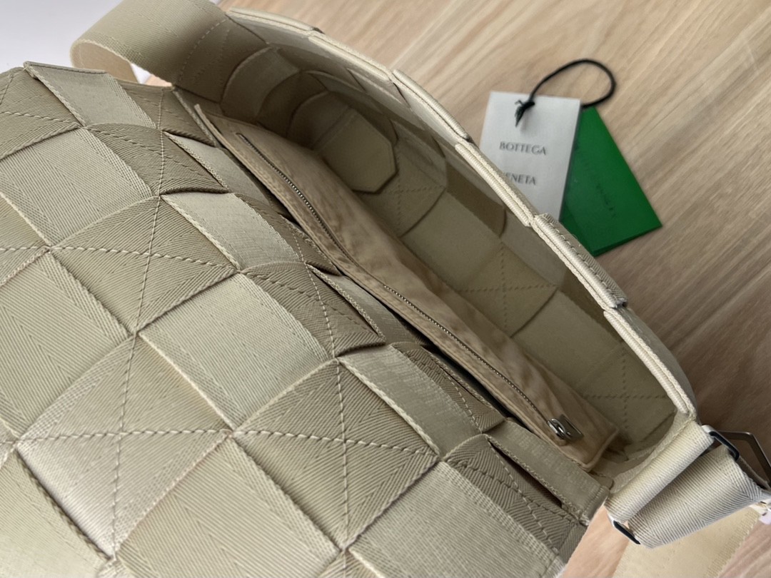 bo*te*ga Ve*ne*ta webbing