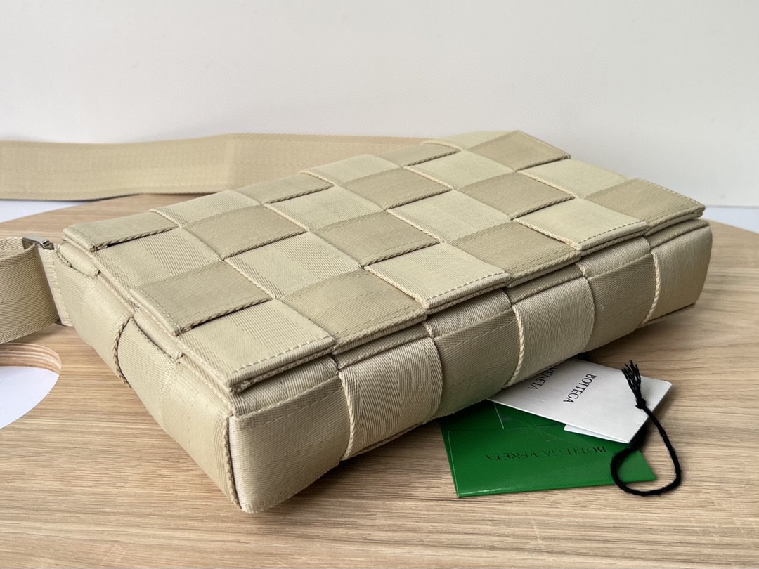 bo*te*ga Ve*ne*ta webbing