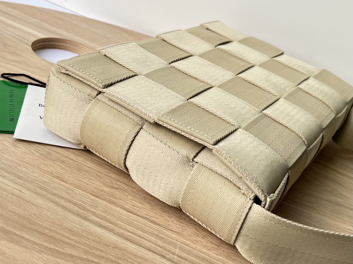 bo*te*ga Ve*ne*ta webbing