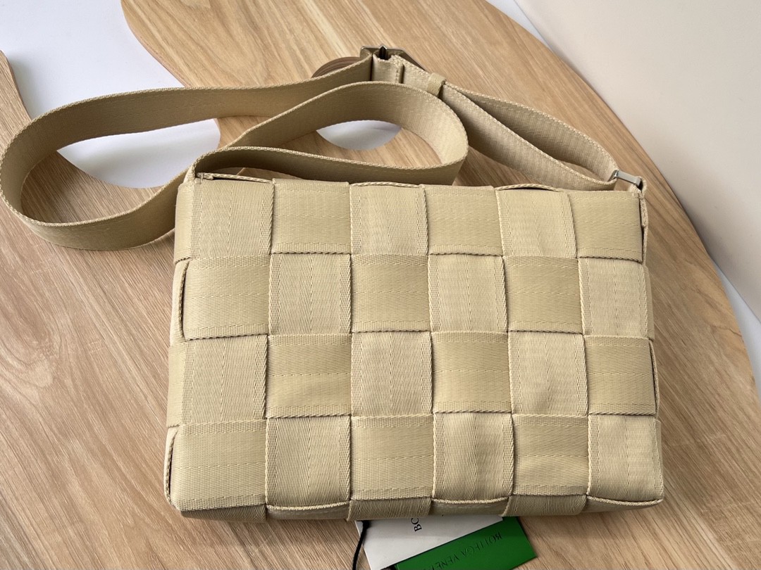 bo*te*ga Ve*ne*ta webbing