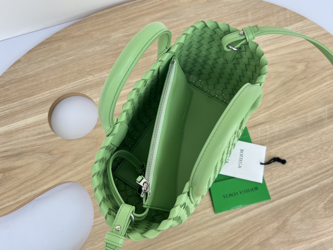 bo*te*ga Ve*ne*ta cabat mini