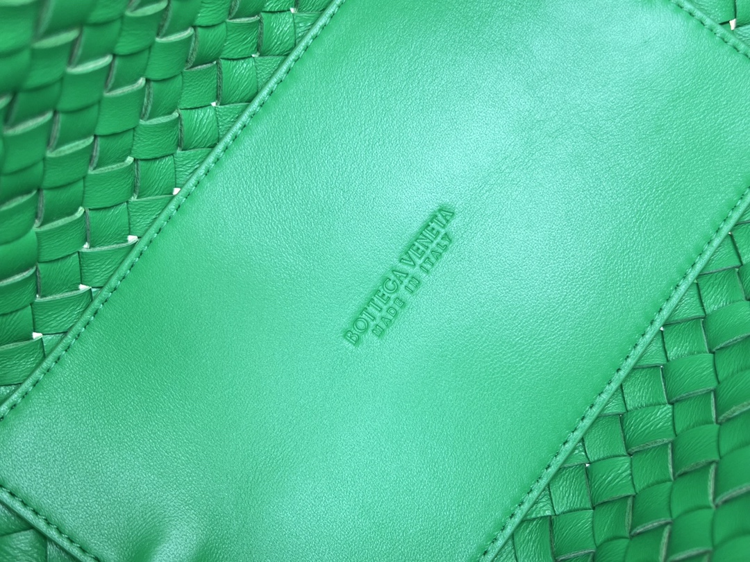 bo*te*ga Ve*ne*ta cabat mini