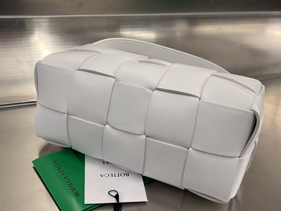 bo*te*ga Ve*ne*ta bv small brick cassette