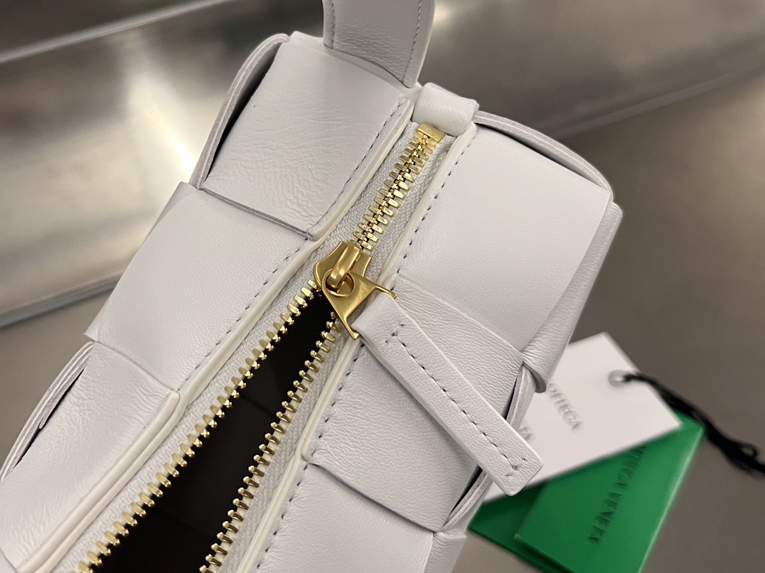 bo*te*ga Ve*ne*ta bv small brick cassette