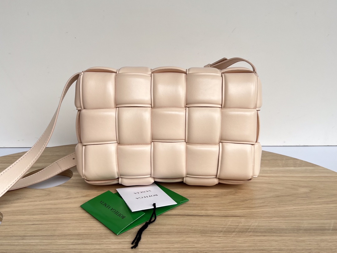 bo*te*ga Ve*ne*ta padded cassette